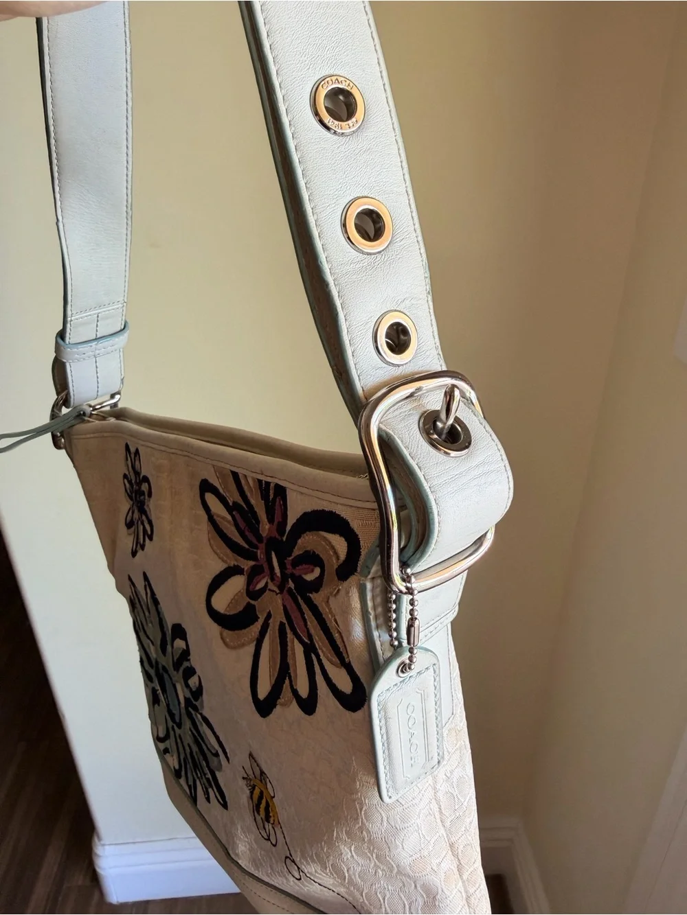 RARE vintage Coach White Floral Bee appliqués Duffle Shoulder/Crossbody bag